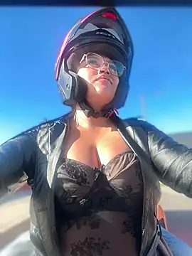 Outdoors-Mia_Khalifa's Webcam Show