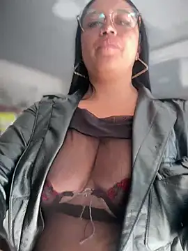 Outdoors-Mia_Khalifa: διαδικτυακό σόου στην κάμερα