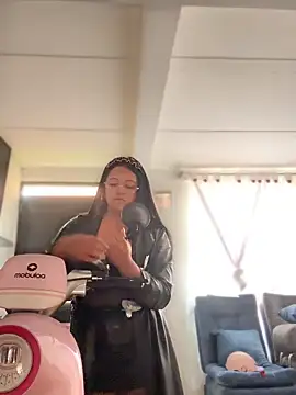 Outdoors-Mia_Khalifa: διαδικτυακό σόου στην κάμερα