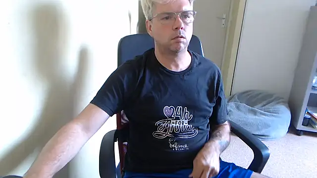 blueandwhite1 Show in webcam