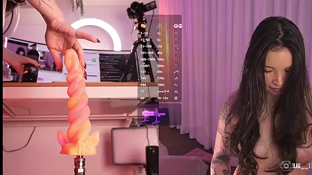 Just__dani: διαδικτυακό σόου στην κάμερα