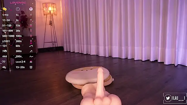 Just__dani: διαδικτυακό σόου στην κάμερα