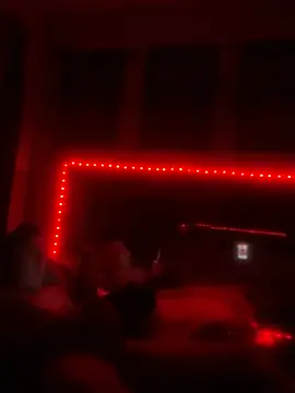 B3toBaby: διαδικτυακό σόου στην κάμερα