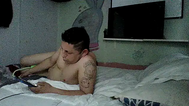 B3toBaby: διαδικτυακό σόου στην κάμερα