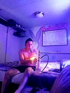 Badboibeto: διαδικτυακό σόου στην κάμερα