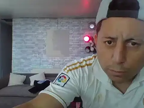 Badboibeto: διαδικτυακό σόου στην κάμερα