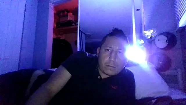 Badboibeto: διαδικτυακό σόου στην κάμερα
