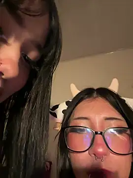 ela_petit Show in webcam
