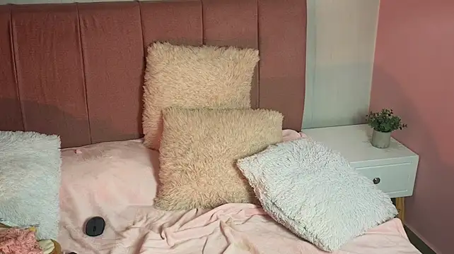 ela_petit's Webcam Show