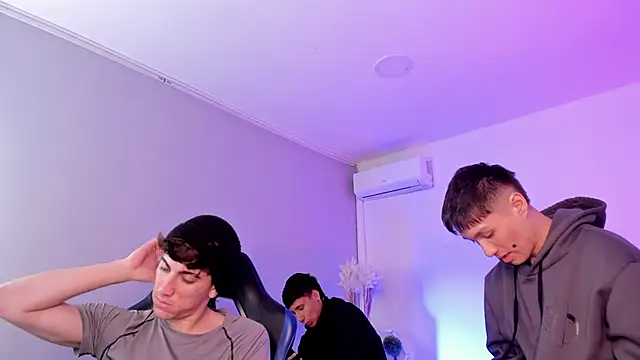 Handsomeboyss19: διαδικτυακό σόου στην κάμερα