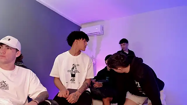 Handsomeboyss19: διαδικτυακό σόου στην κάμερα