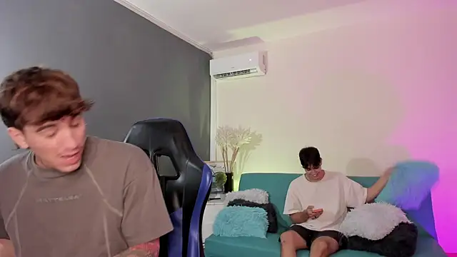 Handsomeboyss19 Show in webcam