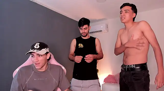Handsomeboyss19 Show in webcam