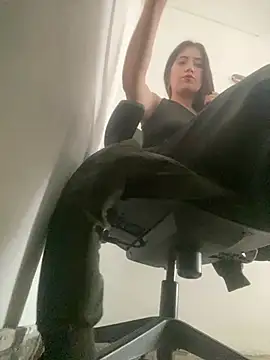BrunnetAri_ – webcam-show