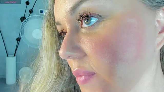 Sky_Kuper's Live XXX Chat