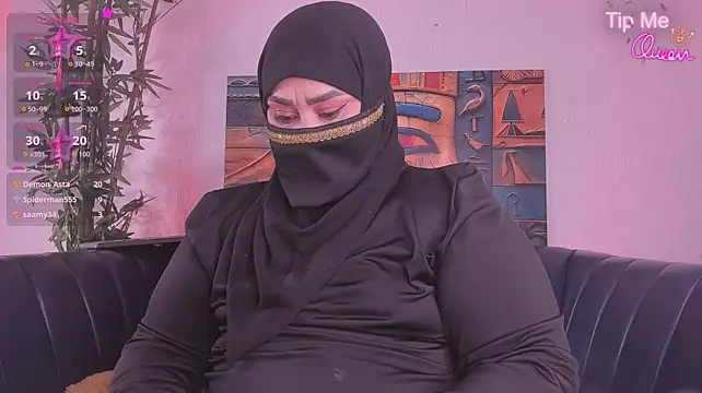 samanee_konn: διαδικτυακό σόου στην κάμερα