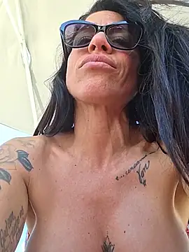 Pokazy przed kamerką – sexy7883