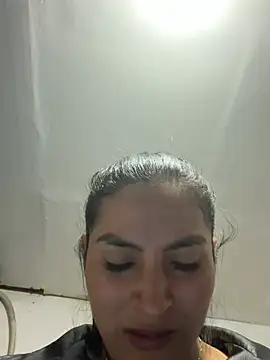 Cami_Leon2's Live Chat Room