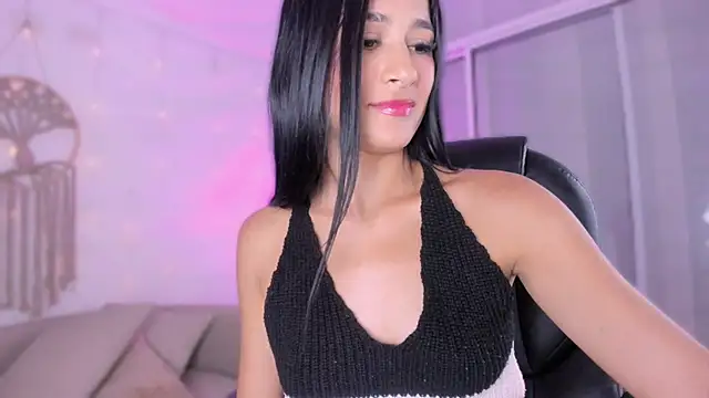 Ginni_charlotte Show in webcam