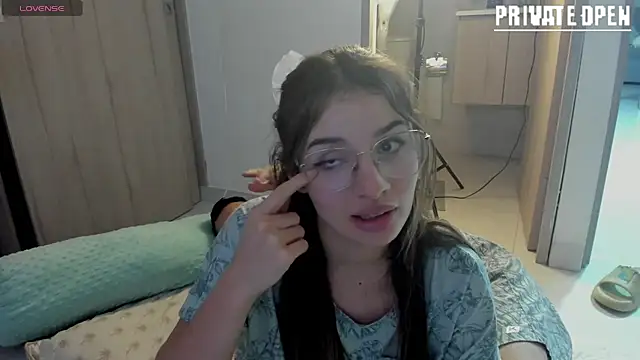 Show modela 0ne_0f_0ne na web-kameri