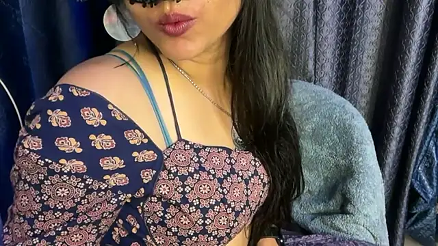 hot_spicey Show in webcam