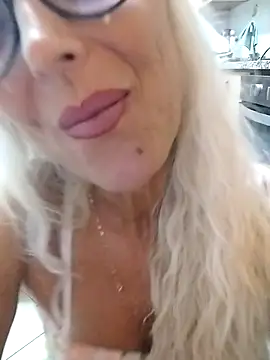 _sexyBLONDE46_ Show in webcam
