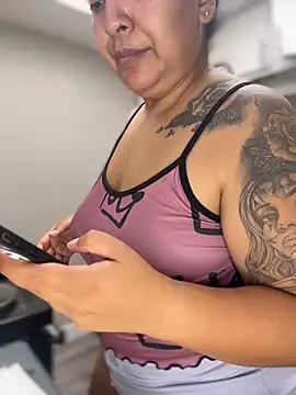 latina_curvy22 Show in webcam