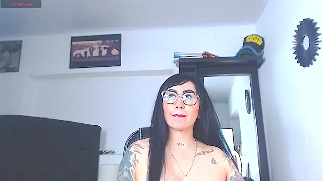 Vicky_hotmilf's Live XXX Chat