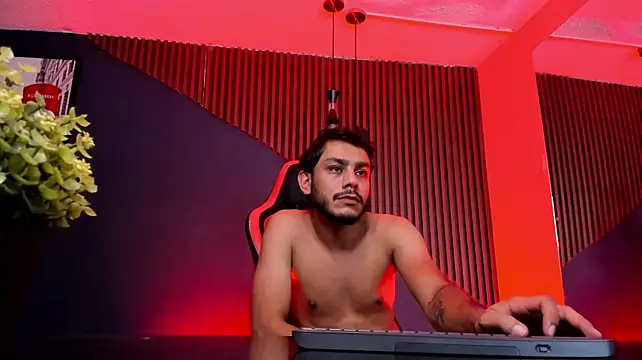 Show modela Boss_Domiinator na web-kameri