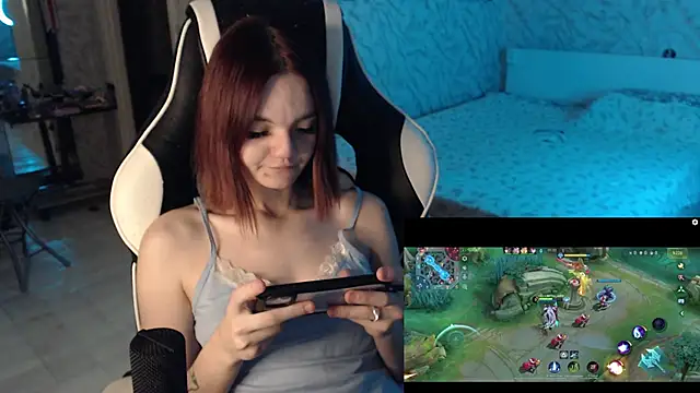 Kitti_study: διαδικτυακό σόου στην κάμερα