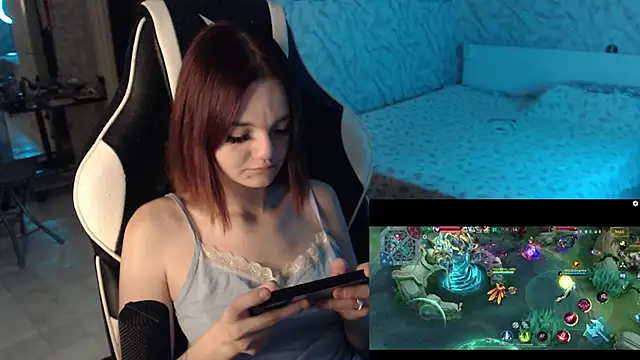 Kitti_study: διαδικτυακό σόου στην κάμερα