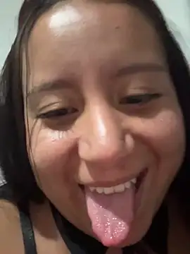 Show modela Alaia33200 na web-kameri