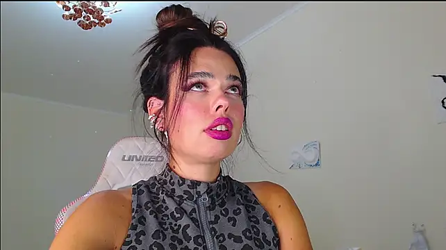 Gia_Vibey's Live XXX Chat
