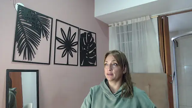 amara_rousse1's Webcam Show