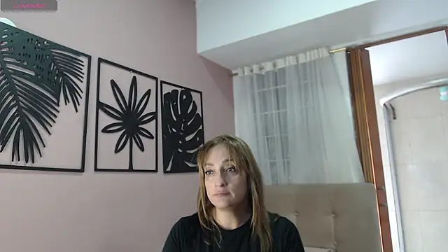 amara_rousse1's Webcam Show