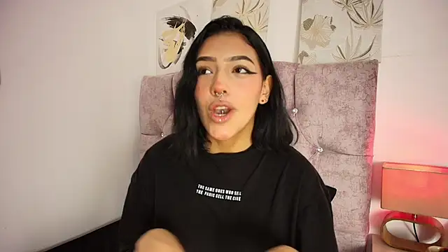 Dulce_Bella_'s Live Chat Room