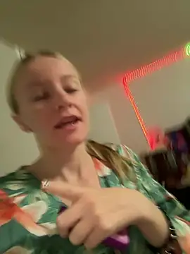 xoxooloveee's Webcam Show