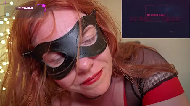 GingerAleMILF: διαδικτυακό σόου στην κάμερα