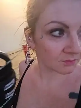 nakedgarbageperson's Live XXX Chat