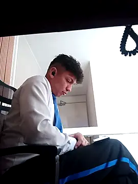 Max_463111 Show in webcam