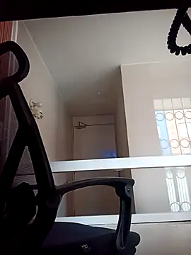 Max_463111 Show in webcam