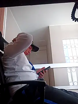 Max_463111 Show in webcam