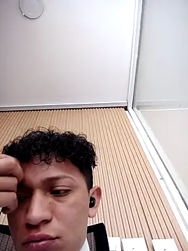 Max_463111 Show in webcam
