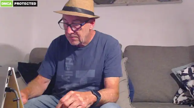 bluedae1 Show in webcam
