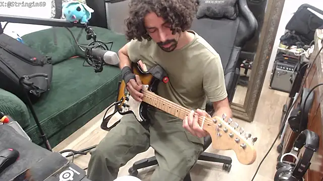 Stringin69: διαδικτυακό σόου στην κάμερα