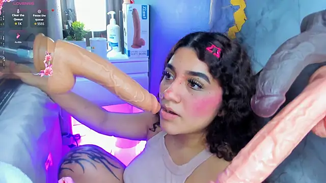 little_valentinaa's Webcam Show