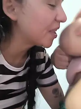 Daniela-rosee élő XXX-chatje