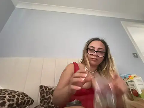 Pokazy przed kamerką – petitelucyXoxx