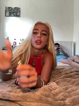 BlondeBetty Show in webcam