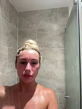 Pokazy przed kamerką – SexySaraxxoo